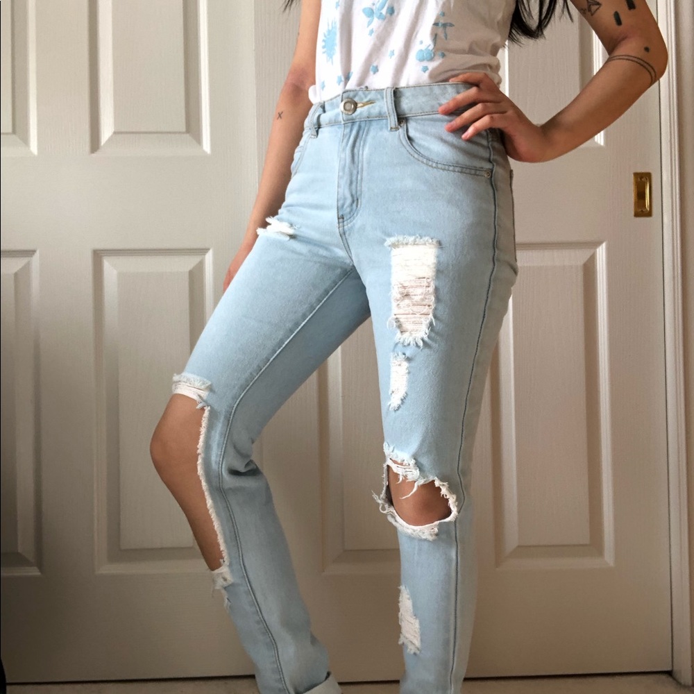 Light wash distressed 100% cotton jeans